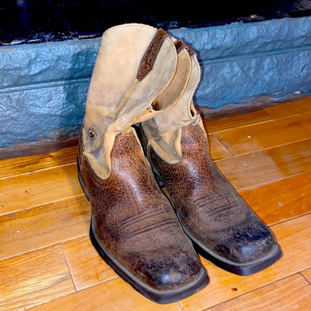 Mens 10.5 ariat square toe boot.